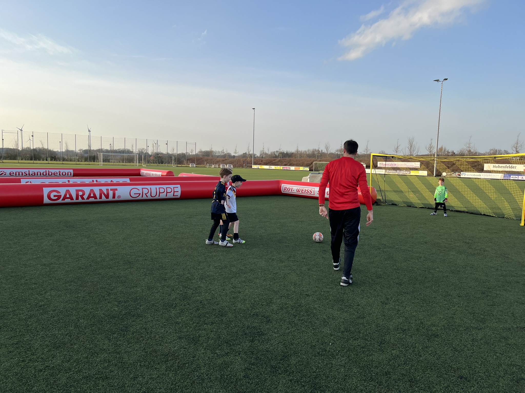 GARANT sponsort ein AirPitch Field für St. Vit