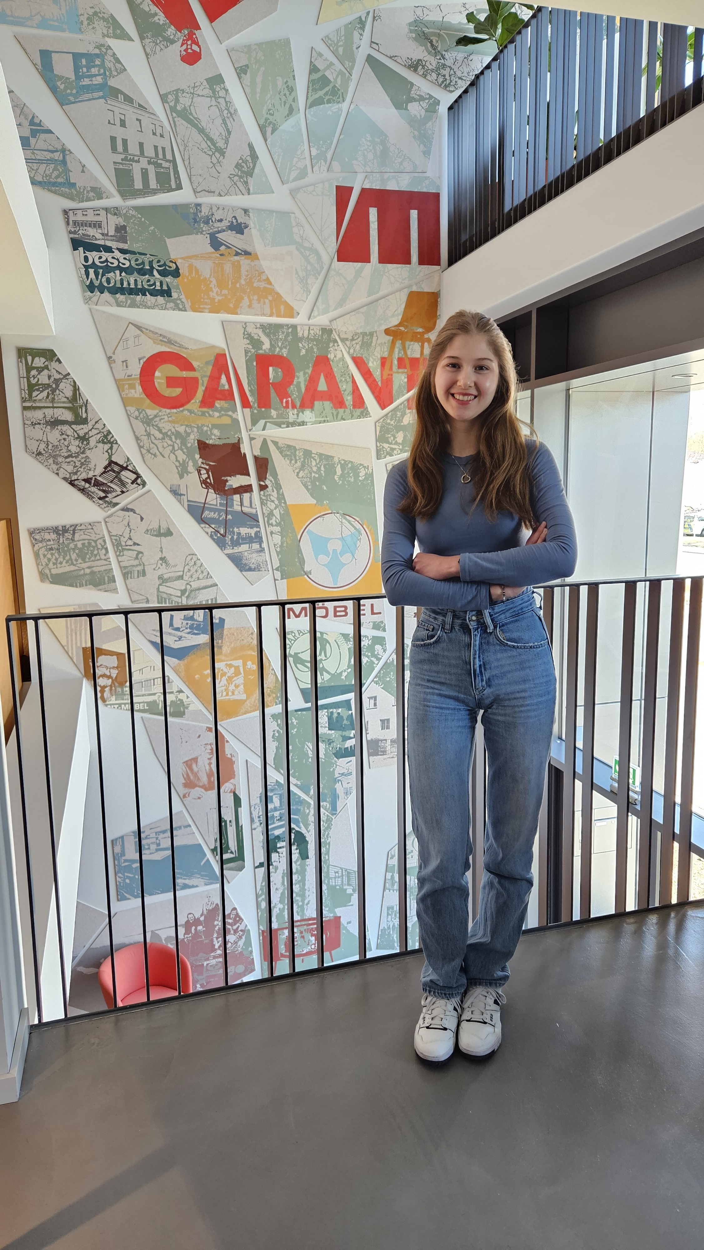Praktikantin Zoe in der GARANT Zentrale.